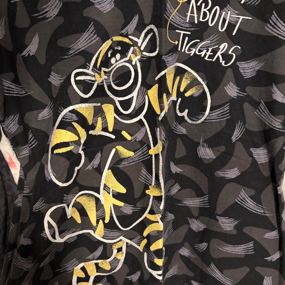 Tooniforms Women's Disney's "Wonderful Things" Tigger Print Scrub Top | Size M - Picture 2 of 8